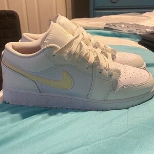 Big Kids Nike Jordan One Low, white and yellow side 5.5Y/7W
